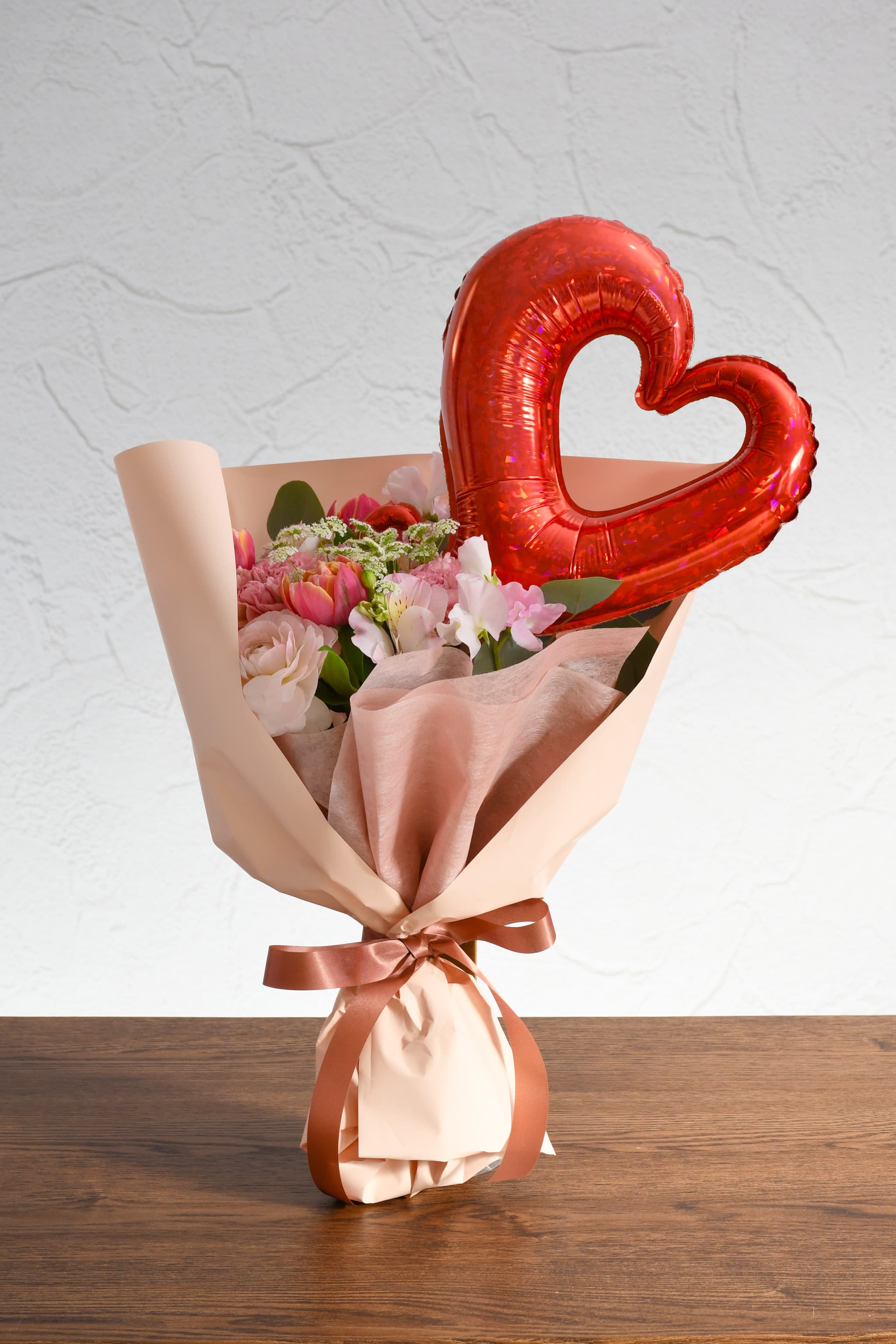 ハートバルーン付き春の花束ピンク