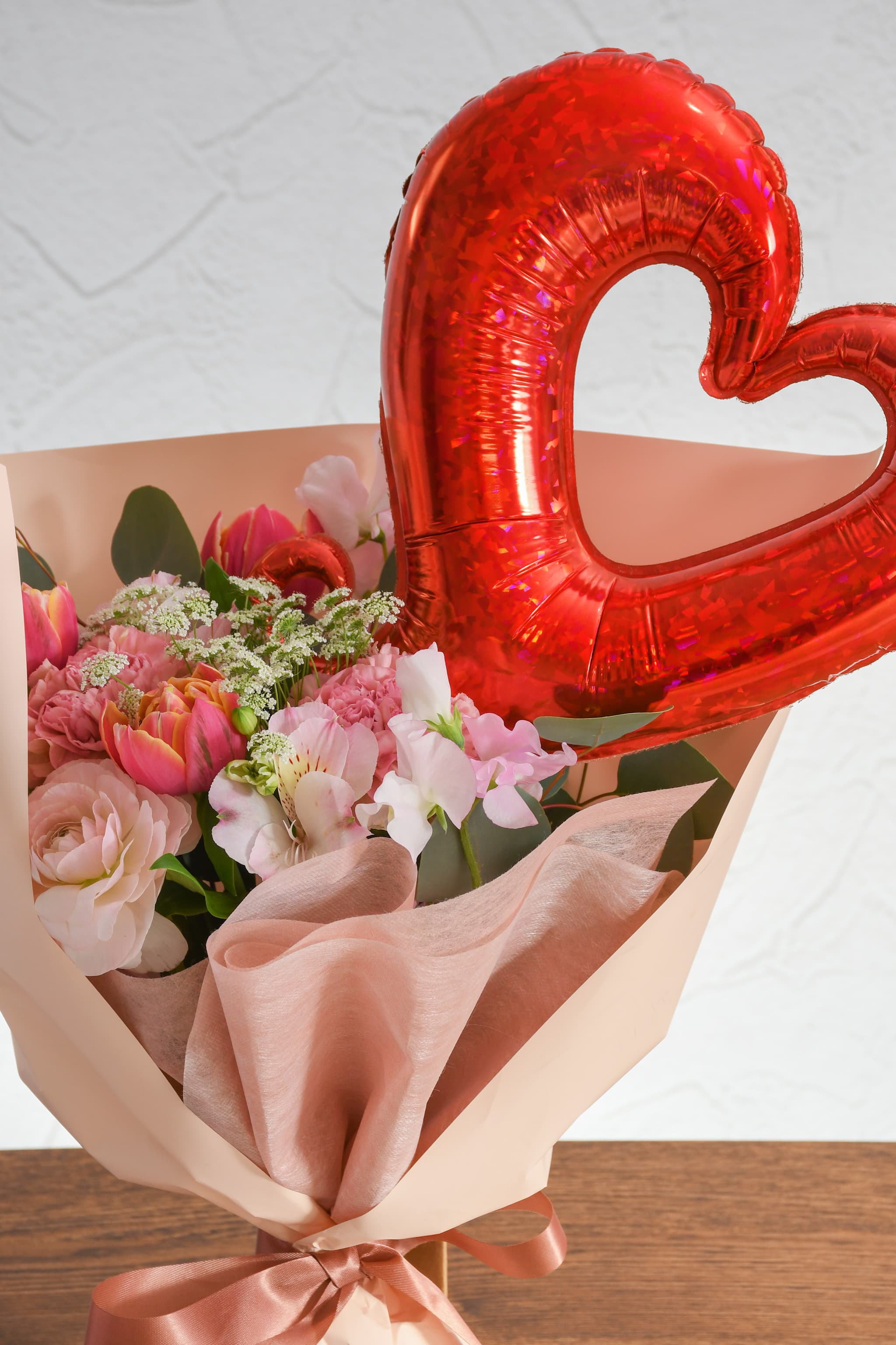 ハートバルーン付き春の花束ピンク