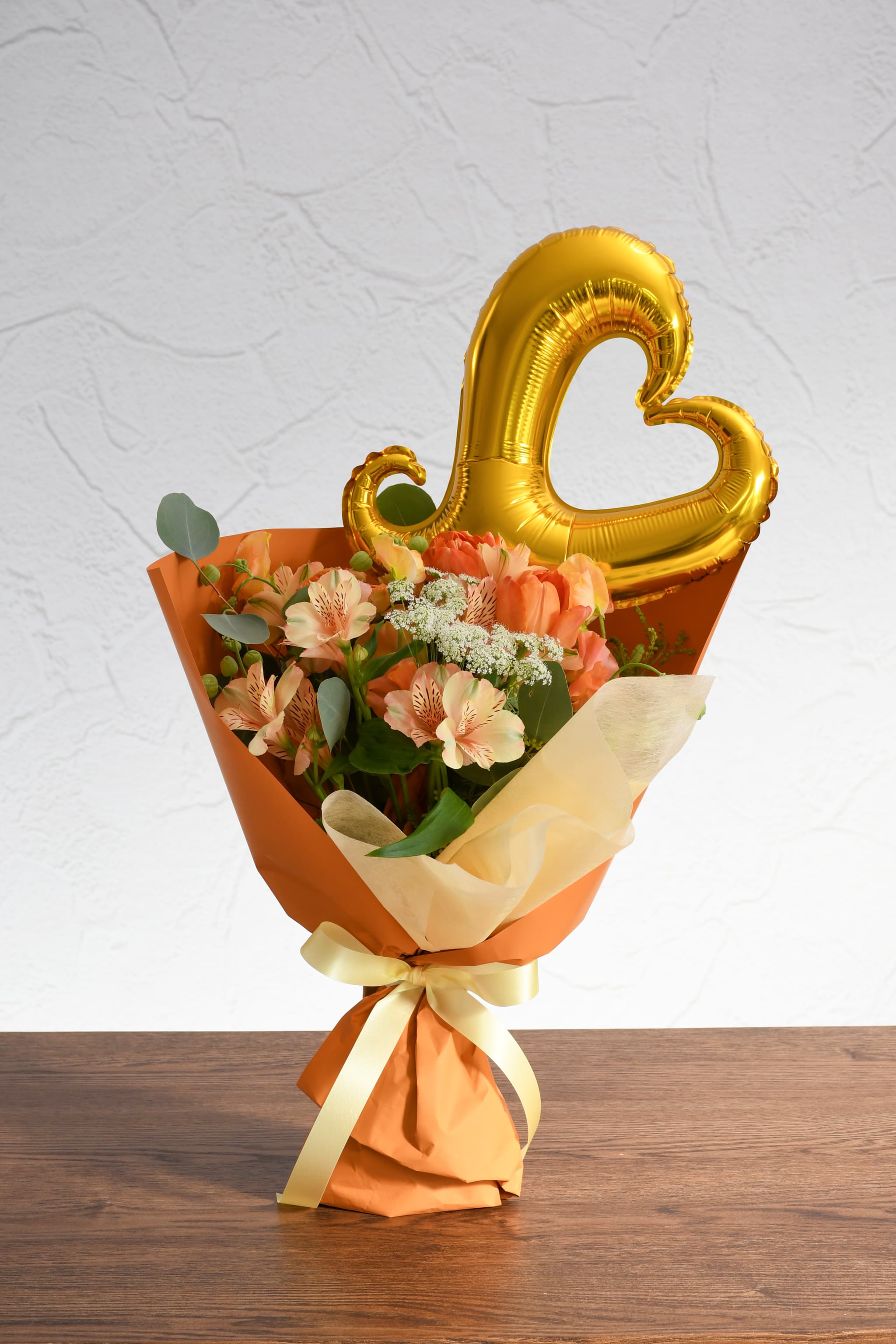 ハートバルーン付き春花束オレンジ